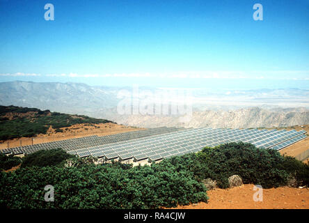 1979 - Ein Überblick über die Solarzellen an der Station vor der Einweihung des Kraftwerks installiert. Stockfoto