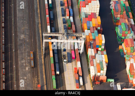 Antenne der landseitigen Container Terminal mit Lkw und Güterwagen Stockfoto