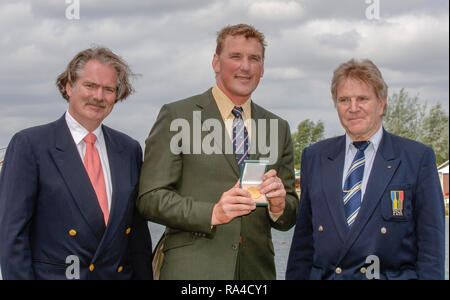 2005 FISA World Cup, Dorney Lake, Eton, ENGLAND, 28.05.05. Sir Matthew Pinsent, erhält die Medaille von Thomas Keller, Links, Dominik Keller und rechts FISA-Präsident, Denis Oswald [Pflichtfeld Credit Peter Spurrier/Intersport Bilder] Stockfoto