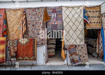 Teppiche hängenden außerhalb eines Store, Essaouira, Marokko Marrakesh-Safi Stockfoto