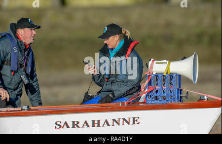 In Putney, London, Vereinigtes Königreich. 2013 Frauen Universität Versuch Achter, Schiedsrichter, Rechts, Sarah WINCKLESS, links Sir Matthew Pinsent, Donnerstag, den 19.12.2013. [Pflichtfeld Kredit; Peter Spurrier/Intersport - Bilder] Stockfoto