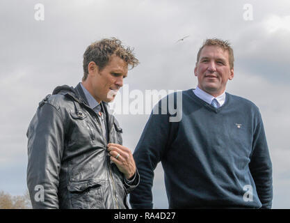 Putney-Mortlake LONDON. Großbritannien, 2012 University Boat Race. Über den Kurs Meisterschaft gelaufen. Putney/Mortlake. James CRACKNELL (Links) und Sir Matthew Pinsent (Rechts) entspannen, bevor der Wurf. Samstag, 07.04.2012. [Pflichtfeld Kredit; Karon Phillips/Intersport - Bilder] Stockfoto