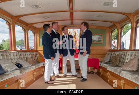 Henley. Großbritannien. Dr. Joesph MICHELS, Sir Matthew Pinsent, Neil CHUGANI, und Jonathan SEARLE, aktuelle, "Oxford Blue', dienen als Henley Regatta Stewards, an Bord der "qrb Gloriana' an die 175 Henley Royal Regatta, Henley erreichen. England. 16:34:21 Freitag, 04.07.2014. [Pflichtfeld Kredit; Intersport - Bilder] Stockfoto