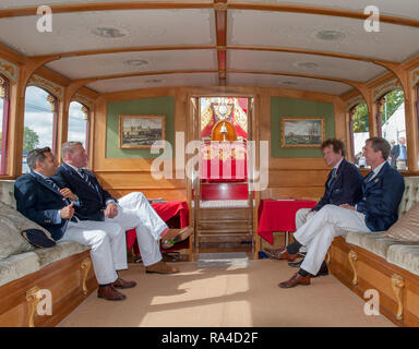 Henley. Großbritannien. von links nach rechts, Neil CHUGANI, Sir Matthew Pinsent, Neil CHUGANI, Dr. Joseph Michels und Jonathan SEARLE, aktuelle, "Oxford Blue', wie Henley Regatta Stewards, an Bord der "qrb Gloriana' an die 175 Henley Royal Regatta, Henley erreichen. England. 16:35:43 Freitag, 04.07.2014. [Pflichtfeld Kredit; Intersport - Bilder] Stockfoto