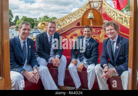 Henley. Großbritannien. nach rechts, Dr. Joseph MICHELS, Sir Matthew Pinsent, Neil CHUGANI und Jonathan SEARLE, aktuelle, "Oxford Blue', dienen als Henley Regatta Stewards, an Bord der "qrb Gloriana' an die 175 Henley Royal Regatta, Henley erreichen. Links England. 16:36:43 Freitag, 04.07.2014. [Pflichtfeld Kredit; Intersport - Bilder] Stockfoto