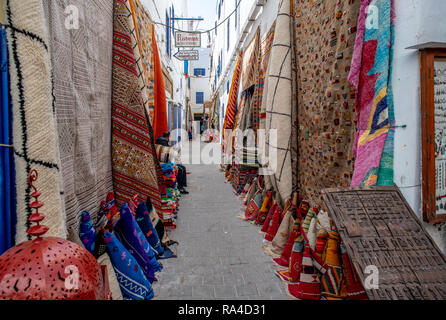 Farbenfrohe Teppiche verkauft in einer Gasse, Essaouira, Marokko Marrakesh-Safi Stockfoto