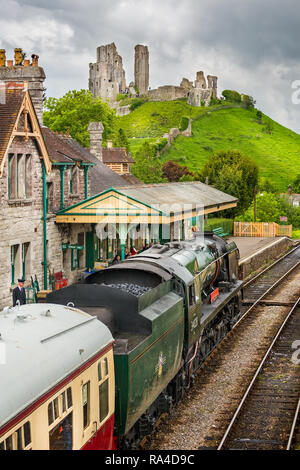 Dampflokomotive Eddystone ziehen in Corfe Castle station mit Corfer Schloss im Hintergrund in Corfe, Dorset, Großbritannien am 29. Mai 2014 getroffen Stockfoto