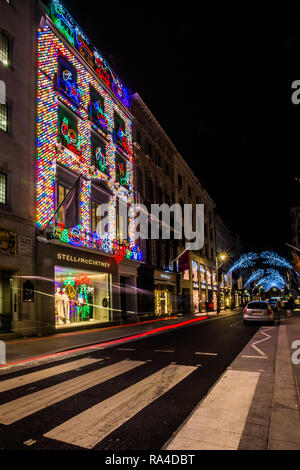 Stella McCartney Flagship Store in New Bond Street, London mit Weihnachten Lichter in der Nacht, beleuchtet Stockfoto