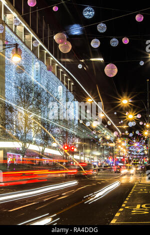 Die Oxford Street Weihnachtsbeleuchtung in London, in der Dämmerung, am frühen Abend um Dezember/Weihnachten 2018 Stockfoto
