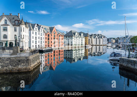 Reflexionen von Gebäuden im Jugendstil Stadt Ålesund, Norwegen, Europa. Stockfoto