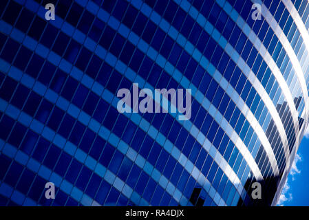 Geschäftskonzept - Detail eines Firmengebäudes in Blautönen Stockfoto