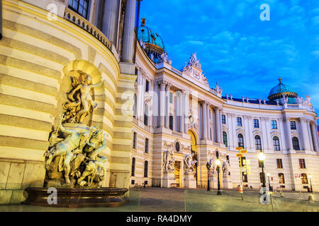 Hofburg Statuen in den Brunnen an der Fassade der St. Michael's W Stockfoto