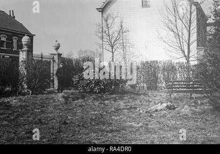 Mitte des zwanzigsten Jahrhunderts schwarz-weiß Foto mit Polizisten und Gendarmen, Inspector und ermordeten Frau am Tatort im Garten Stockfoto