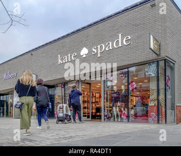 Käufer an Cheshire Oaks Designer Retail Outlet im Januar Verkäufe auf Rücknahme Mittwoch Stockfoto