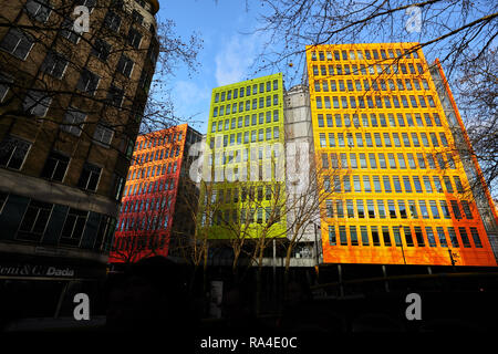 Bunte Fassade von gemischt genutzten Gebäuden (von Renzo Piano) am zentralen St Giles, New Oxford Street, London, England. Stockfoto