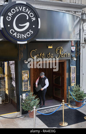 Portier am Eingang zum Café de Paris, eine Diskothek, West End auf Coventry Street, London, England. Stockfoto