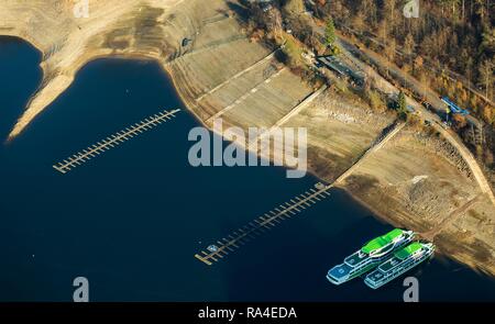 Luftaufnahme, Passagier navigation Weiße Flotte Biggesee, Ausflugsschiffe liegen auf dem Trockenen Ufer bei Ebbe, Mangel an Wasser Stockfoto