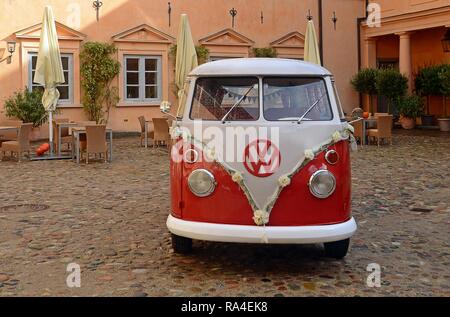 VW-Bus, Bulli als Hochzeit Auto, Innenhof Schloss Eutin, Eutin, Schleswig-Holstein, Deutschland Stockfoto