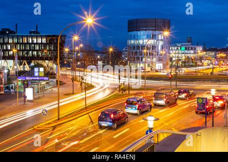 Abend Stadtverkehr in Essen, Deutschland, großen Kreuzung, Karussell, Berliner Platz, Berliner Platz, diesem Bereich würde auch sein Stockfoto