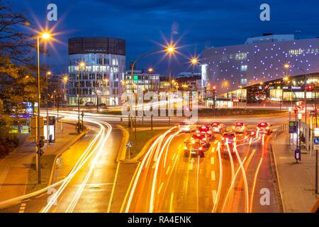 Abend Stadtverkehr in Essen, Deutschland, großen Kreuzung, Karussell, Berliner Platz, Berliner Platz, diesem Bereich würde auch sein Stockfoto