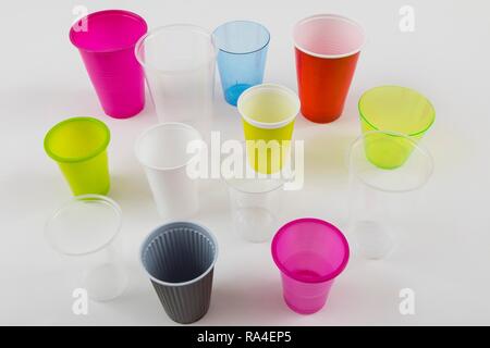 Plastikbecher, viele verschiedene Arten, Formen, Farben, Einwegbecher, Kunststoff Stockfoto