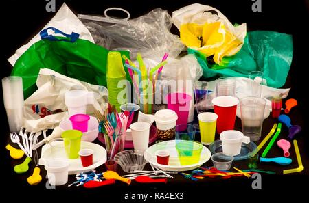 Einweggeschirr, Kunststoff Besteck, Geschirr aus Kunststoff, Kunststoff, Plastikbecher, Plastiktüten und andere Abfälle aus Kunststoffen Stockfoto