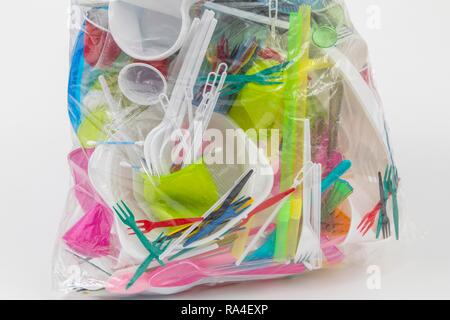 Müllsack mit Einweg Geschirr gefüllt, Kunststoff Besteck, Geschirr aus Kunststoff, Kunststoff, Plastikbecher, Plastiktüten und andere Stockfoto