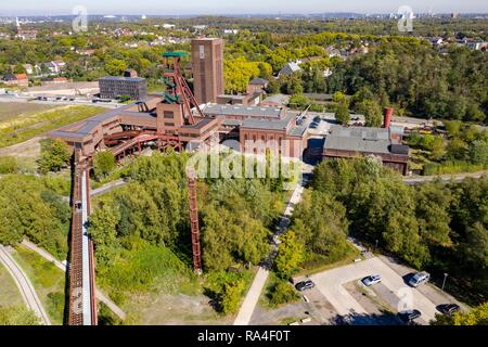 Weltkulturerbe Zeche Zollverein in Essen Zeche Zollverein Park, ehemaliger Gleis Boulevard, hintere Welle 1/2/8 und der Folkwang Hochschule Stockfoto