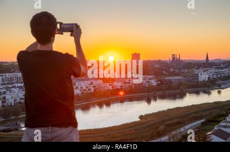 See Phoenix im Dortmunder Stadtteil Hörde, ein künstlicher See auf dem Gelände des ehemaligen Stahlwerks Phoenix-Ost Stockfoto