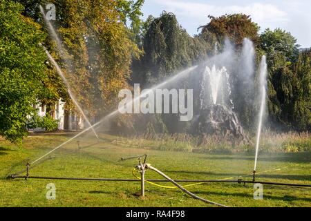 Bewässerung der Grünflächen in der Spa Garten, Lichtentaler Allee Baden-Baden, Baden-Württemberg, Deutschland Stockfoto