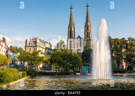 Baden-Baden, in den Schwarzwald, Wasser Brunnen am Augustaplatz, Evangelische Stadtkirche, Baden-Baden, Baden-Württemberg Stockfoto