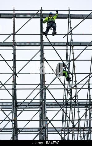 Gerüstbauer bei der Arbeit, eine große Gerüste, Arbeiten in großer Höhe, Deutschland Stockfoto