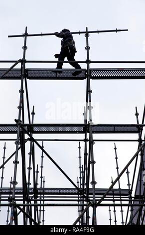Gerüstbauer bei der Arbeit, eine große Gerüste, Arbeiten in großer Höhe, Deutschland Stockfoto