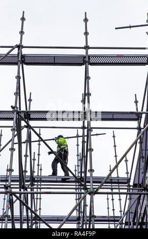 Gerüstbauer bei der Arbeit, eine große Gerüste, Arbeiten in großer Höhe, Deutschland Stockfoto