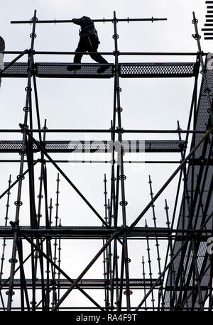 Gerüstbauer bei der Arbeit, eine große Gerüste, Arbeiten in großer Höhe, Deutschland Stockfoto