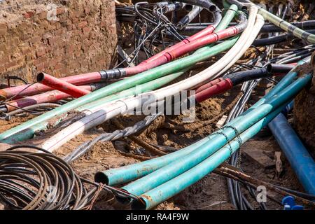 Leitungen, Pipelines, Verwicklung in eine Baustelle, die Versorgungsleitungen während der Bauarbeiten ausgesetzt, die Friedrichstraße in Düsseldorf. Stockfoto