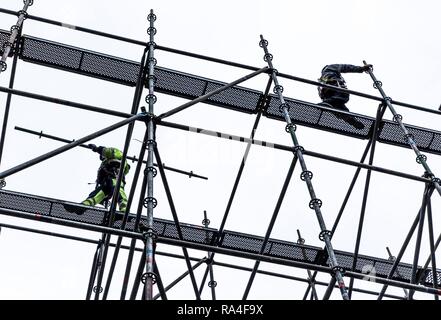 Gerüstbauer bei der Arbeit, eine große Gerüste, Arbeiten in großer Höhe, Deutschland Stockfoto