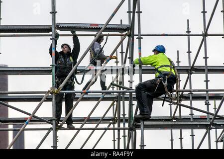 Gerüstbauer bei der Arbeit, eine große Gerüste, Arbeiten in großer Höhe, Deutschland Stockfoto