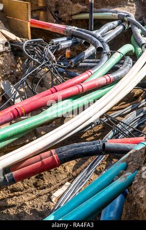 Leitungen, Pipelines, Verwicklung in eine Baustelle, die Versorgungsleitungen während der Bauarbeiten ausgesetzt, die Friedrichstraße in Düsseldorf. Stockfoto