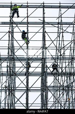 Gerüstbauer bei der Arbeit, eine große Gerüste, Arbeiten in großer Höhe, Deutschland Stockfoto