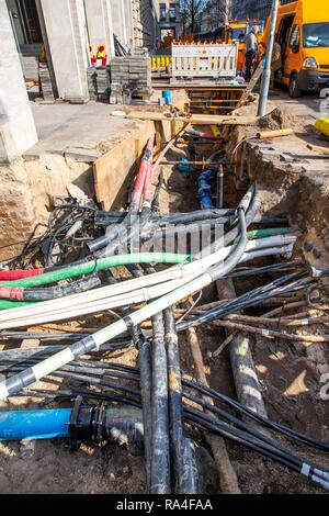 Leitungen, Pipelines, Verwicklung in eine Baustelle, die Versorgungsleitungen während der Bauarbeiten ausgesetzt, die Friedrichstraße in Düsseldorf. Stockfoto