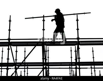 Gerüstbauer bei der Arbeit, eine große Gerüste, Arbeiten in großer Höhe, Deutschland Stockfoto