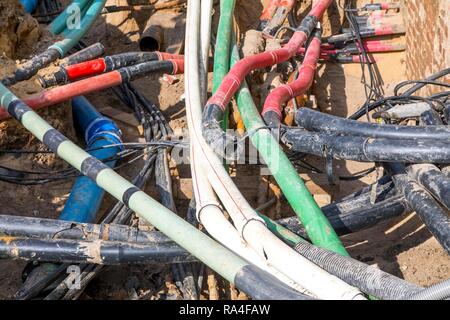 Leitungen, Pipelines, Verwicklung in eine Baustelle, die Versorgungsleitungen während der Bauarbeiten ausgesetzt, die Friedrichstraße in Düsseldorf. Stockfoto