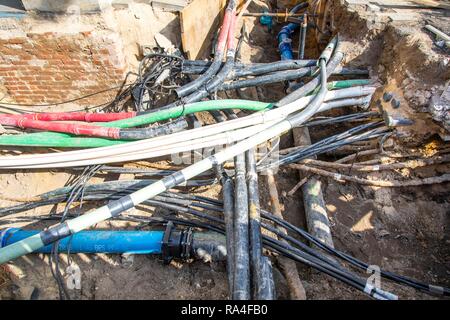 Leitungen, Pipelines, Verwicklung in eine Baustelle, die Versorgungsleitungen während der Bauarbeiten ausgesetzt, die Friedrichstraße in Düsseldorf. Stockfoto