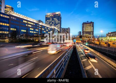 Autobahn A 40 Ruhrschnellweg in Essen, Abfahrt Essen-Zentrum, die Skyline der Stadt, Ruhrschnellwegtunnel, diesem Bereich wäre es, Stockfoto