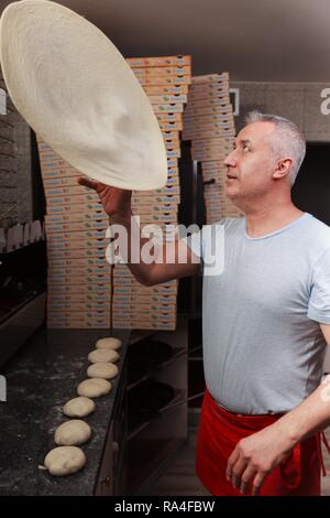 Mann, Pizza Bäcker, jongliert mit Pizzateig, Deutschland Stockfoto