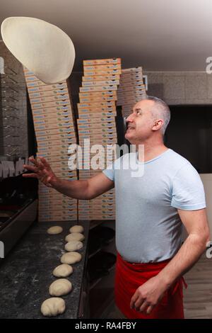 Mann, Pizza Bäcker, jongliert mit Pizzateig, Deutschland Stockfoto