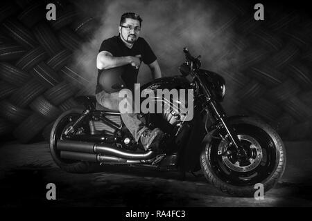 Mann sitzt auf einem Motorrad, Harley Davidson, monochrom, Deutschland Stockfoto