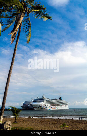 Kreuzfahrtschiffe am Pier in Puntarenas, Puerto Caldera, Costa Rica. NCL's Norwegian Star im Vordergrund. Stockfoto