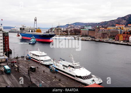 Neubau bulk carrier Star Java eingabe Bergen Hafen für ihre Taufe. Fahrgast Katamaran Terminal im Vordergrund. Bergen, Norw Stockfoto